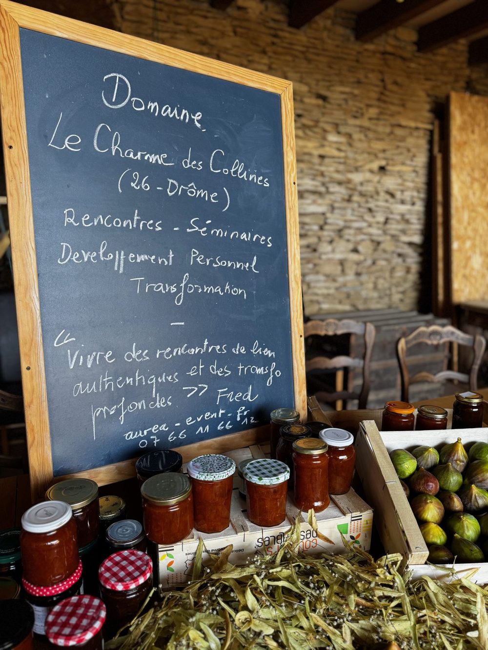 Ardoise à l'entrée du domaine, bocaux de confitures et fruits de saison