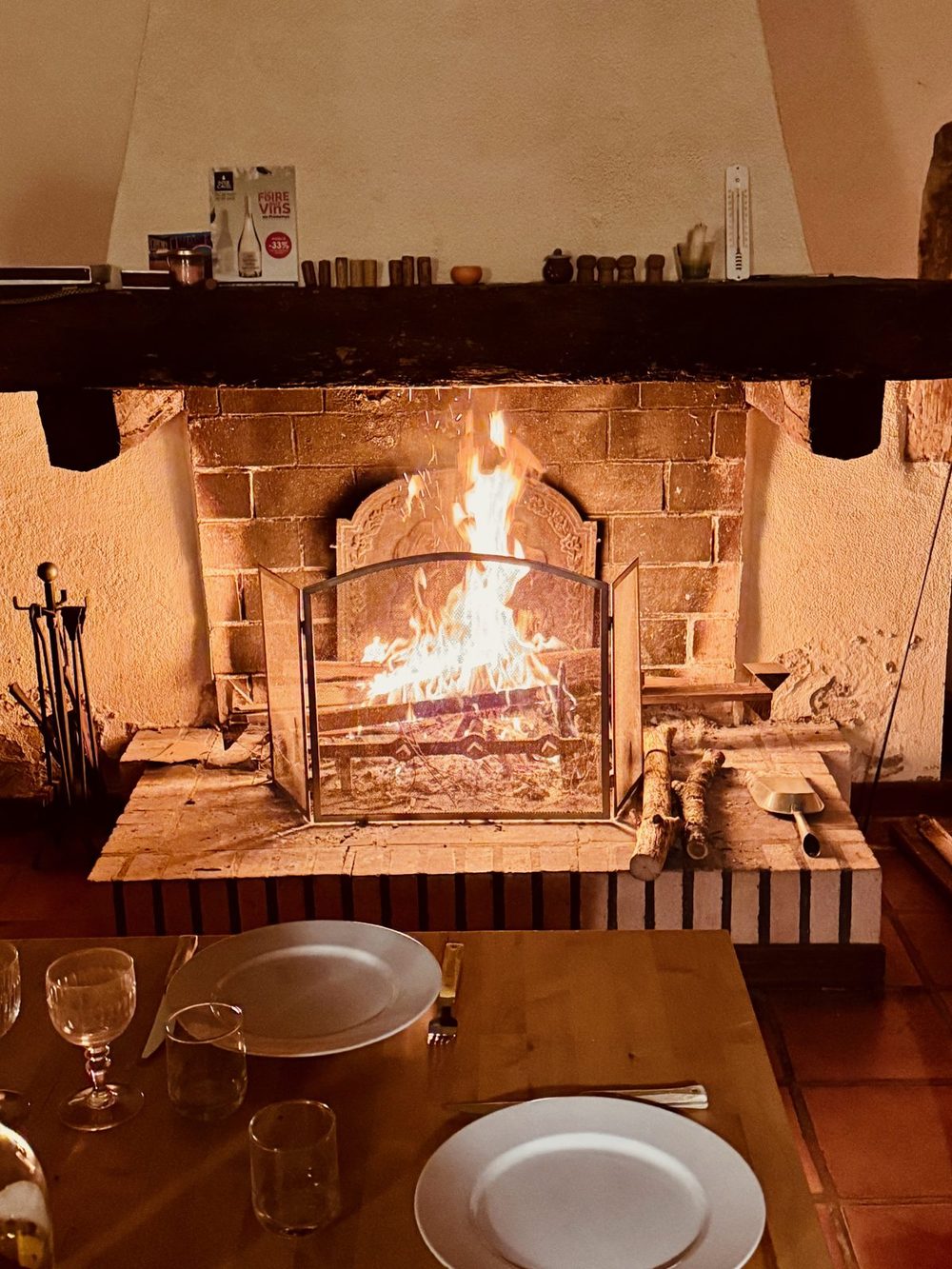 Feu dans la cheminée en pierre de la salle à manger