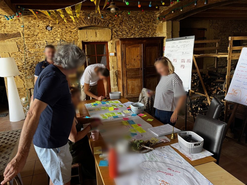 Travail en sous-groupe autour d'une table couverte de post-it