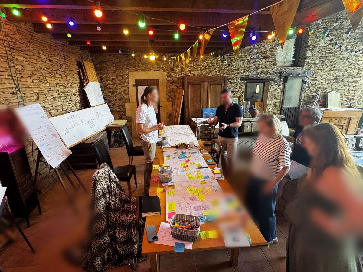 Atelier d'intelligence collective dans la cour, sous les guirlandes
