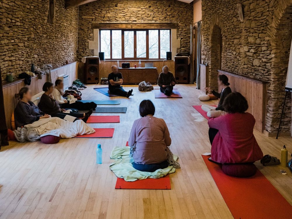 Pratique sur tapis dans la grande salle