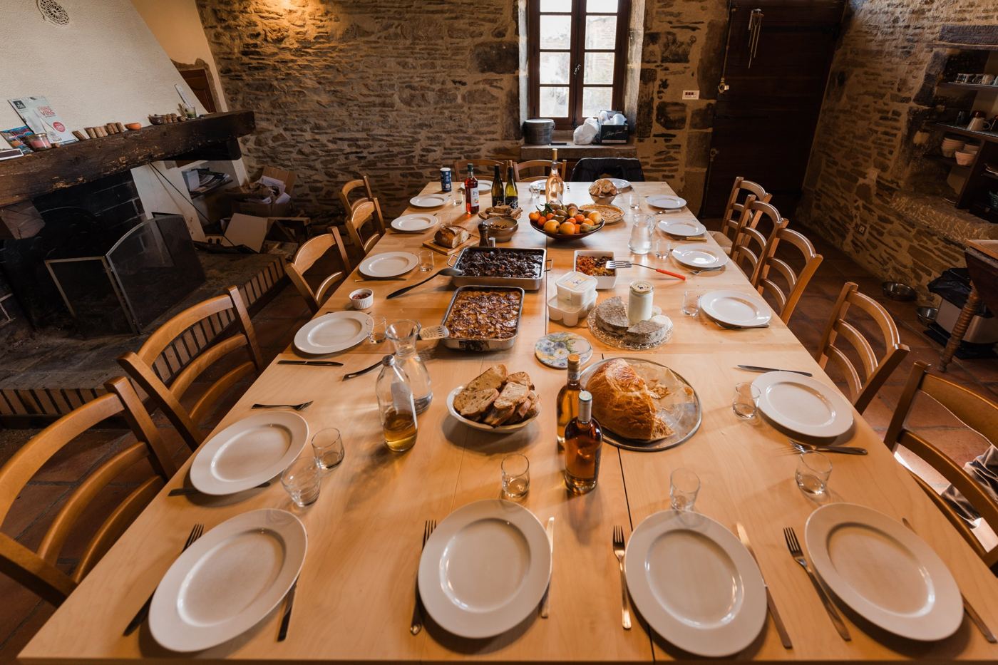 Grande table de la salle à manger dressée pour une quinzaine de couverts