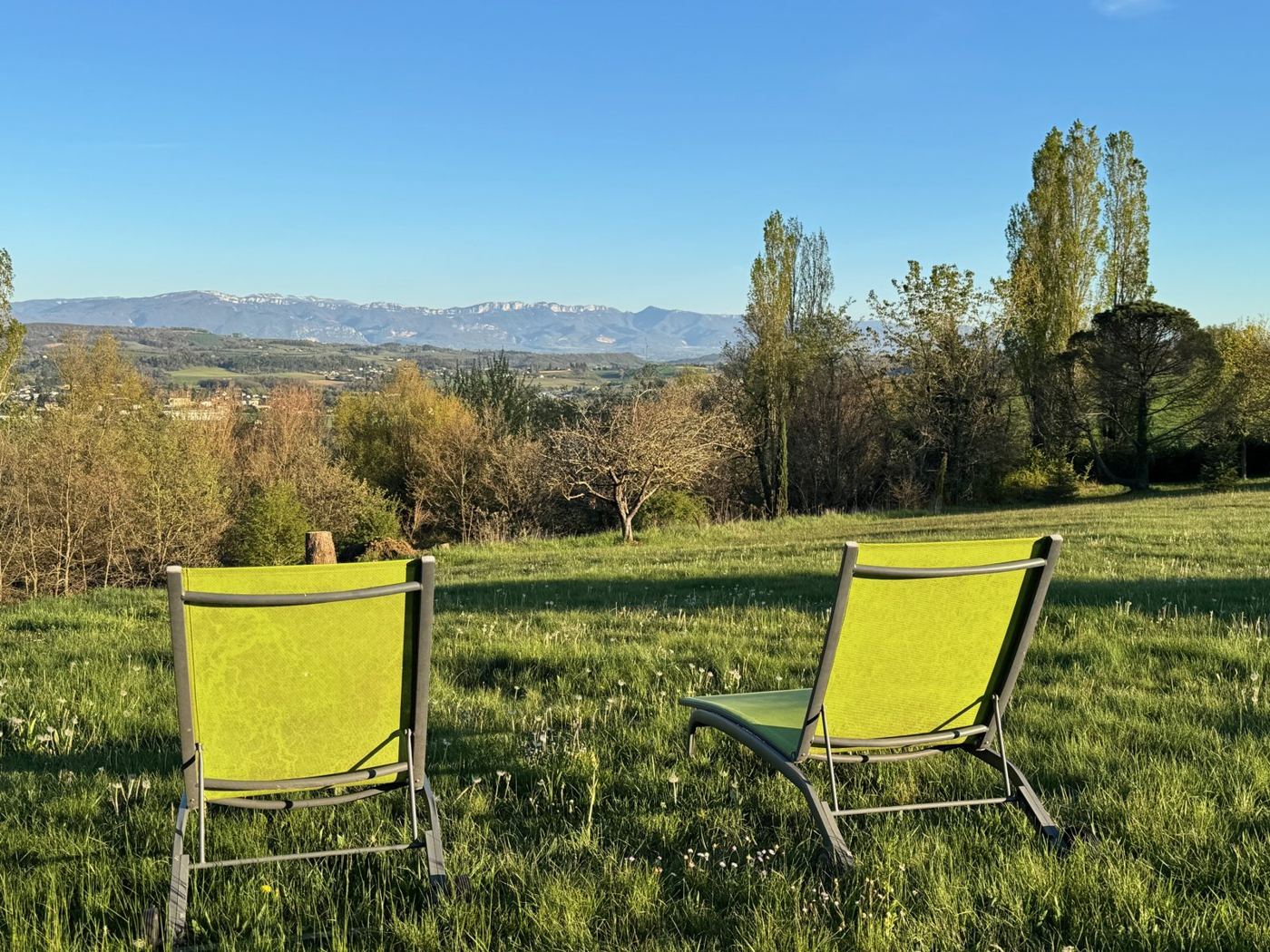 Deux transats dans la prairie face au Vercors enneigé